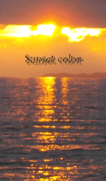 [LINE着せ替え] 太陽光により空と海が黄金色に輝いていますの画像1